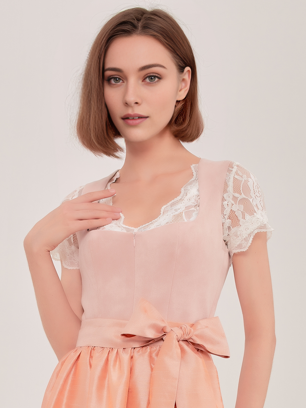 Ein rosa Ehreer-Dirndl in Aktion
