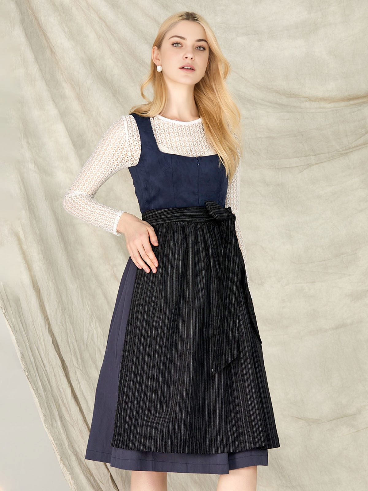 Dirndl in Blau mit floralen Details