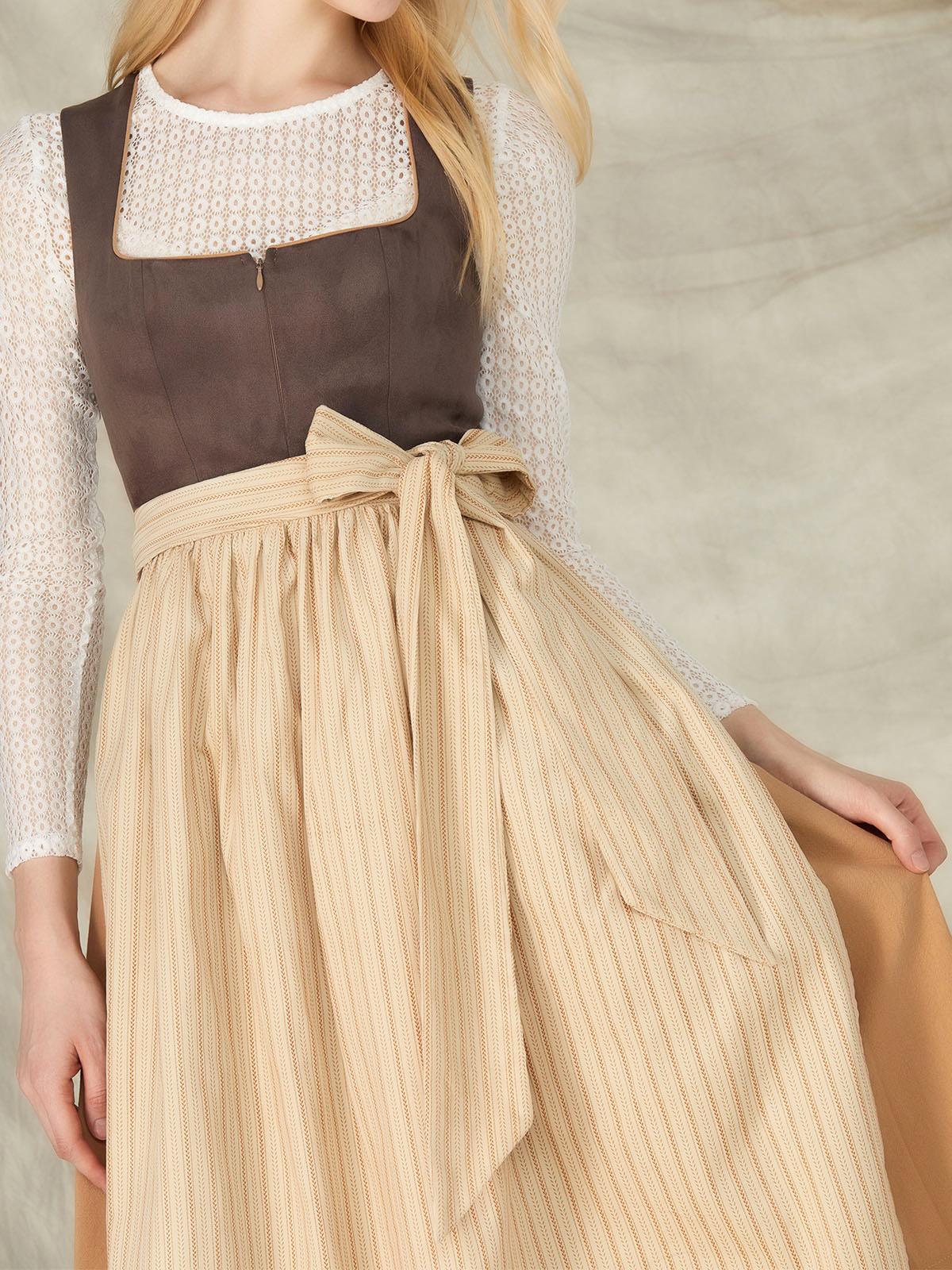Ein elegantes rotes Midi-Dirndl mit feinen Details