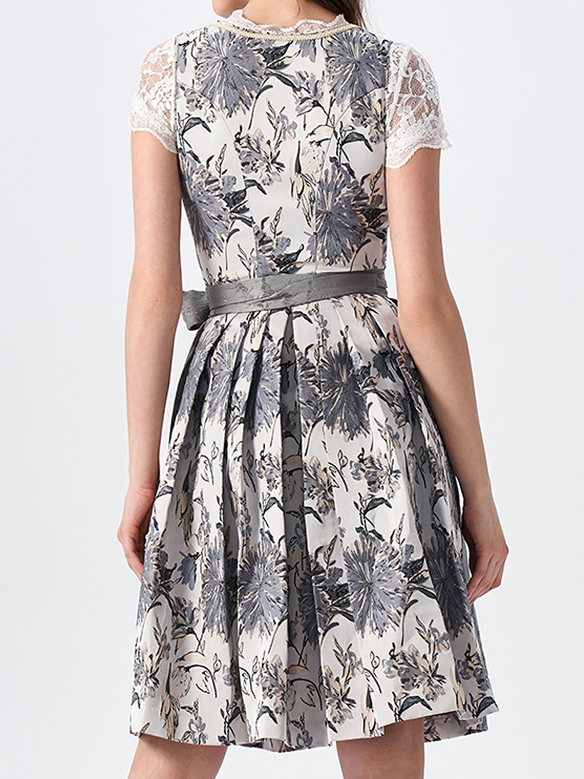 Dirndl in Grau mit perfekter Passform