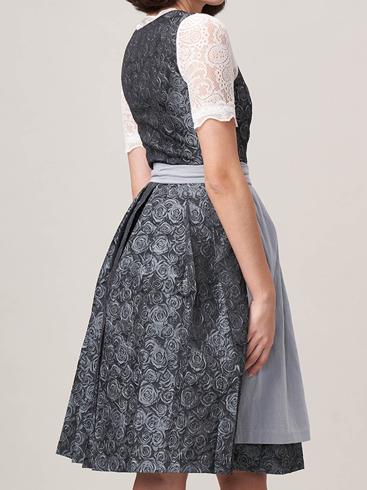 Dirndl mit schwarzer Strumpfhose