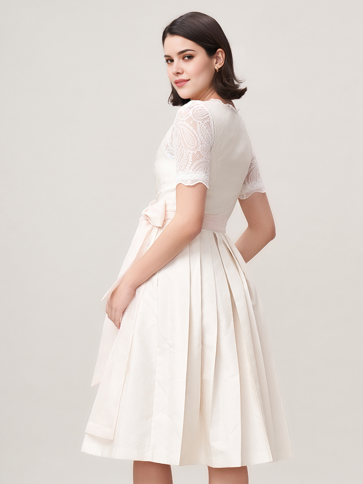 Dirndl mit hochgeschlossener Bluse in Beige