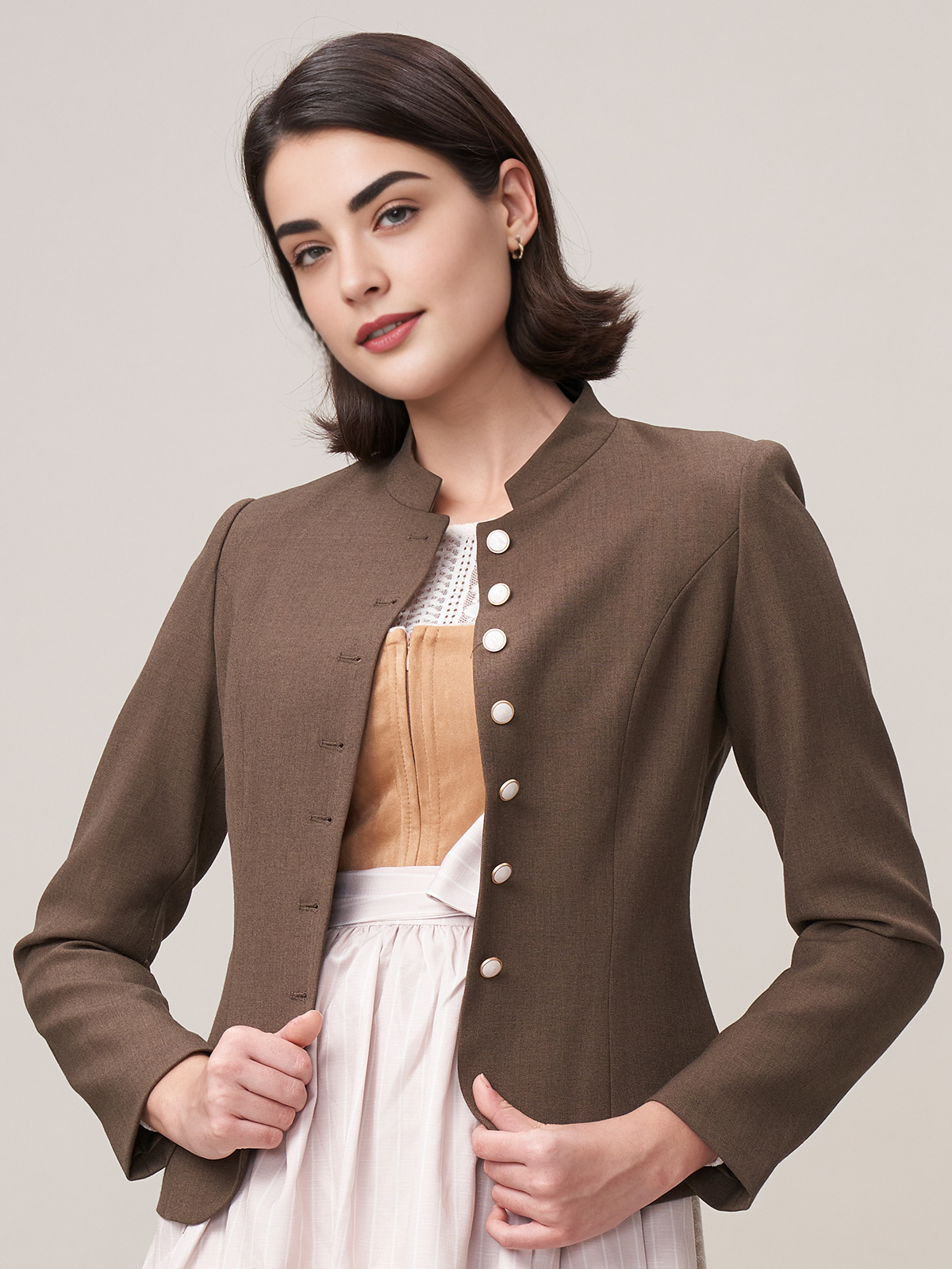 Moderne Dirndlbluse in Braun