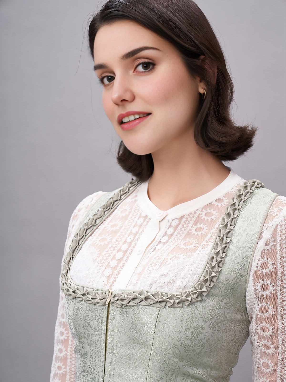Dirndl samt dunkelgrün – Eleganz trifft Tradition