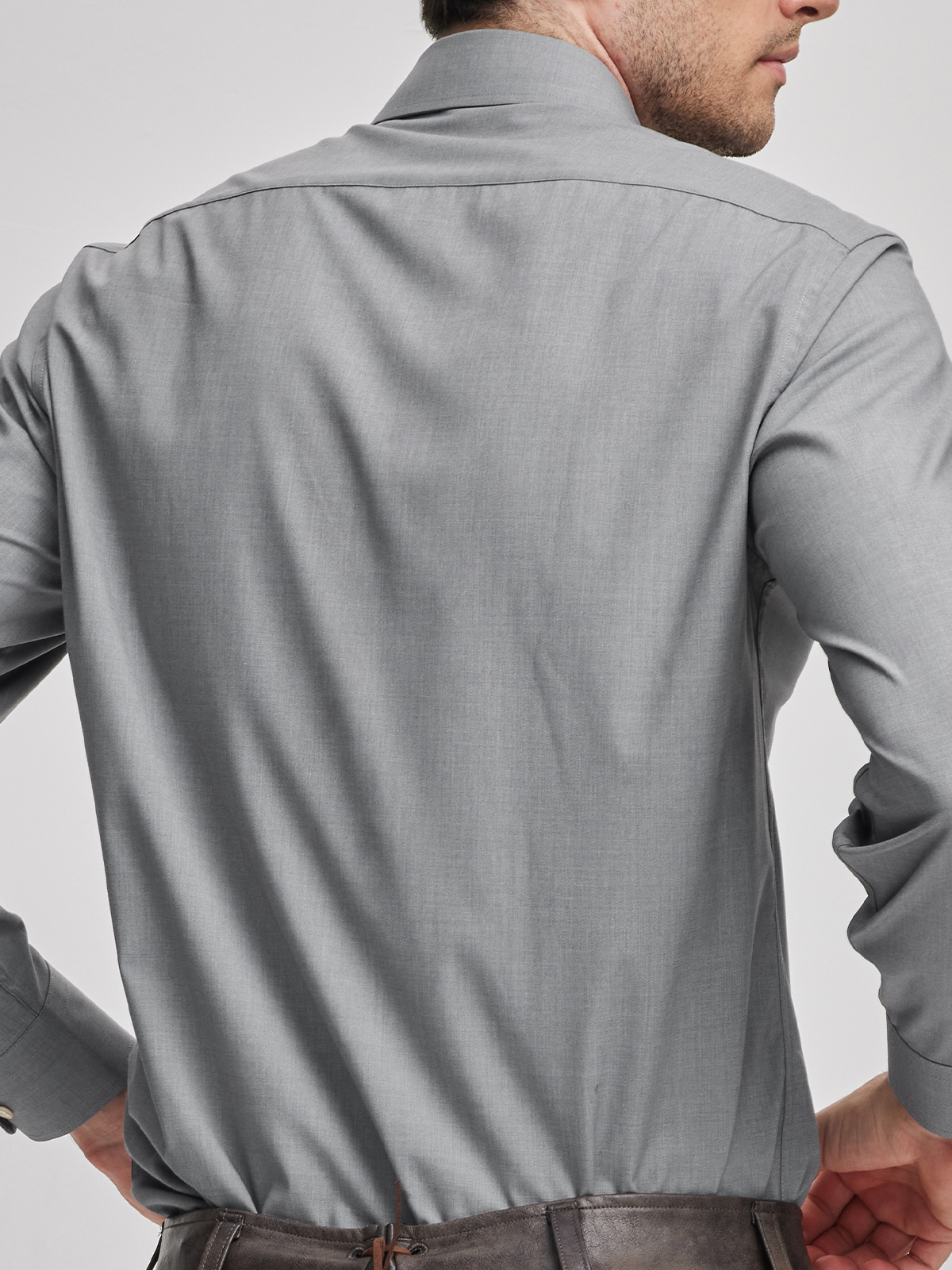 Langarm Dirndl Bluse in Grau mit Spitzenverzierung