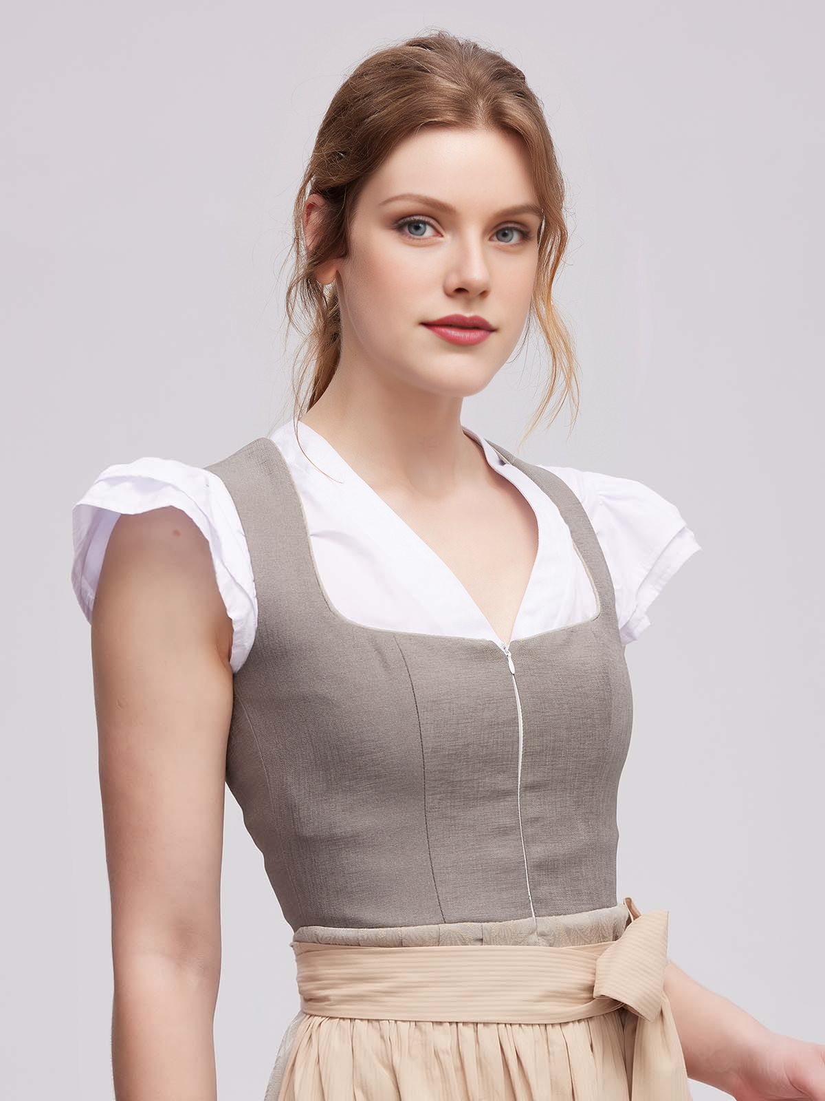 Dirndl in Grau mit eleganter Bluse