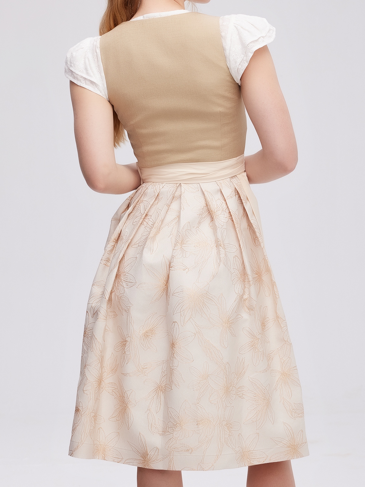Dirndl in Braun mit traditioneller Schürze