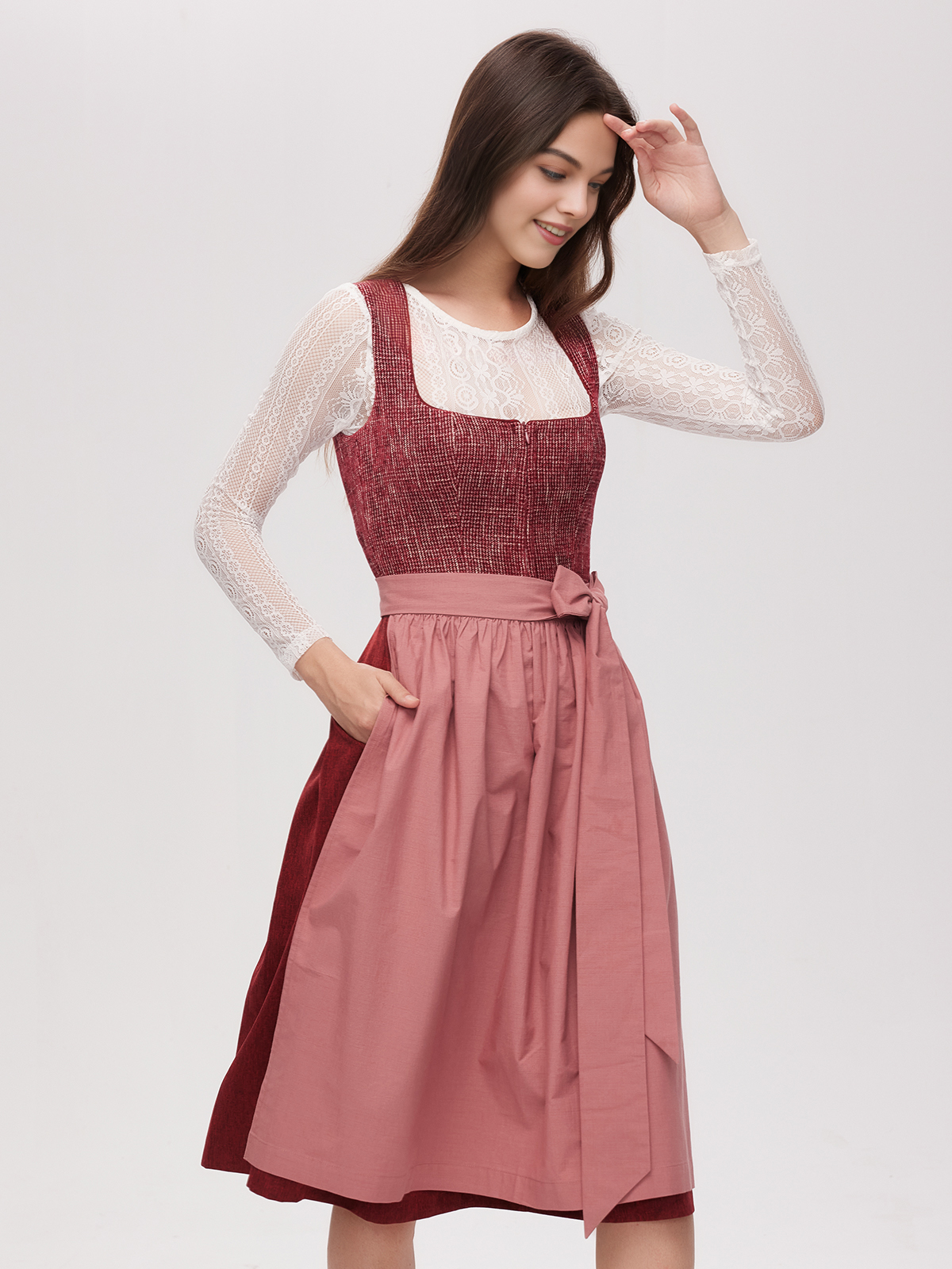 Dirndl mit V-Ausschnitt in Rot