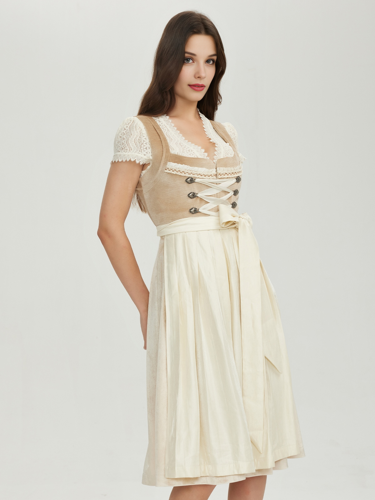 Modernes Dirndl in Braun – perfekt für den Herbst