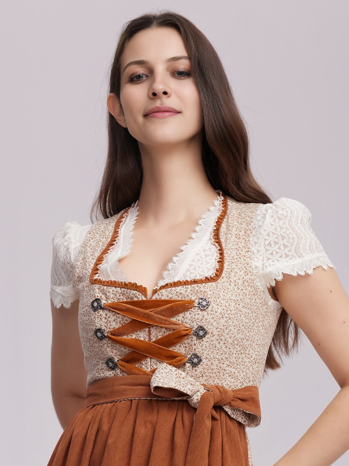 Dirndl mit elegantem Ausschnitt