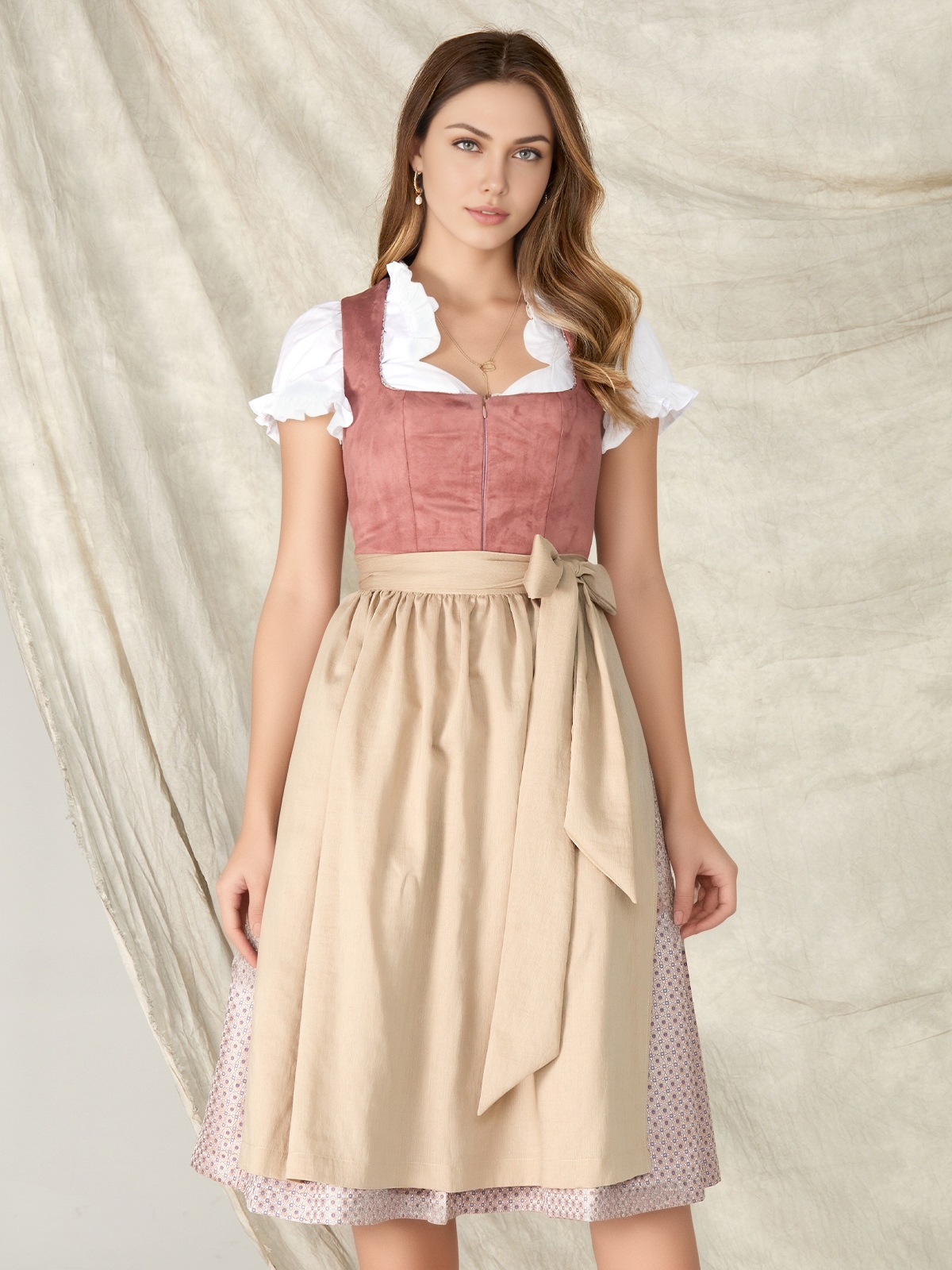 Strahlendes gelbes Dirndl mit floralen Details