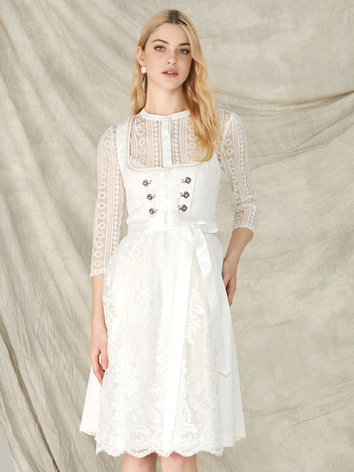 Jugendliches Dirndl in Weiß mit floralen Details