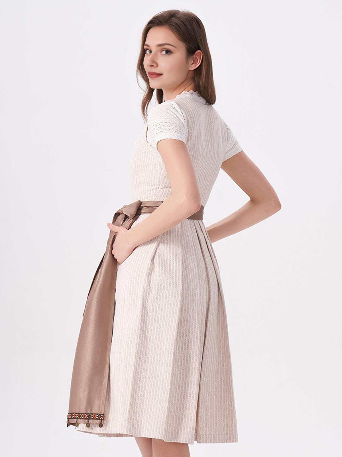 Modernes Dirndl in Beige mit femininem Schnitt