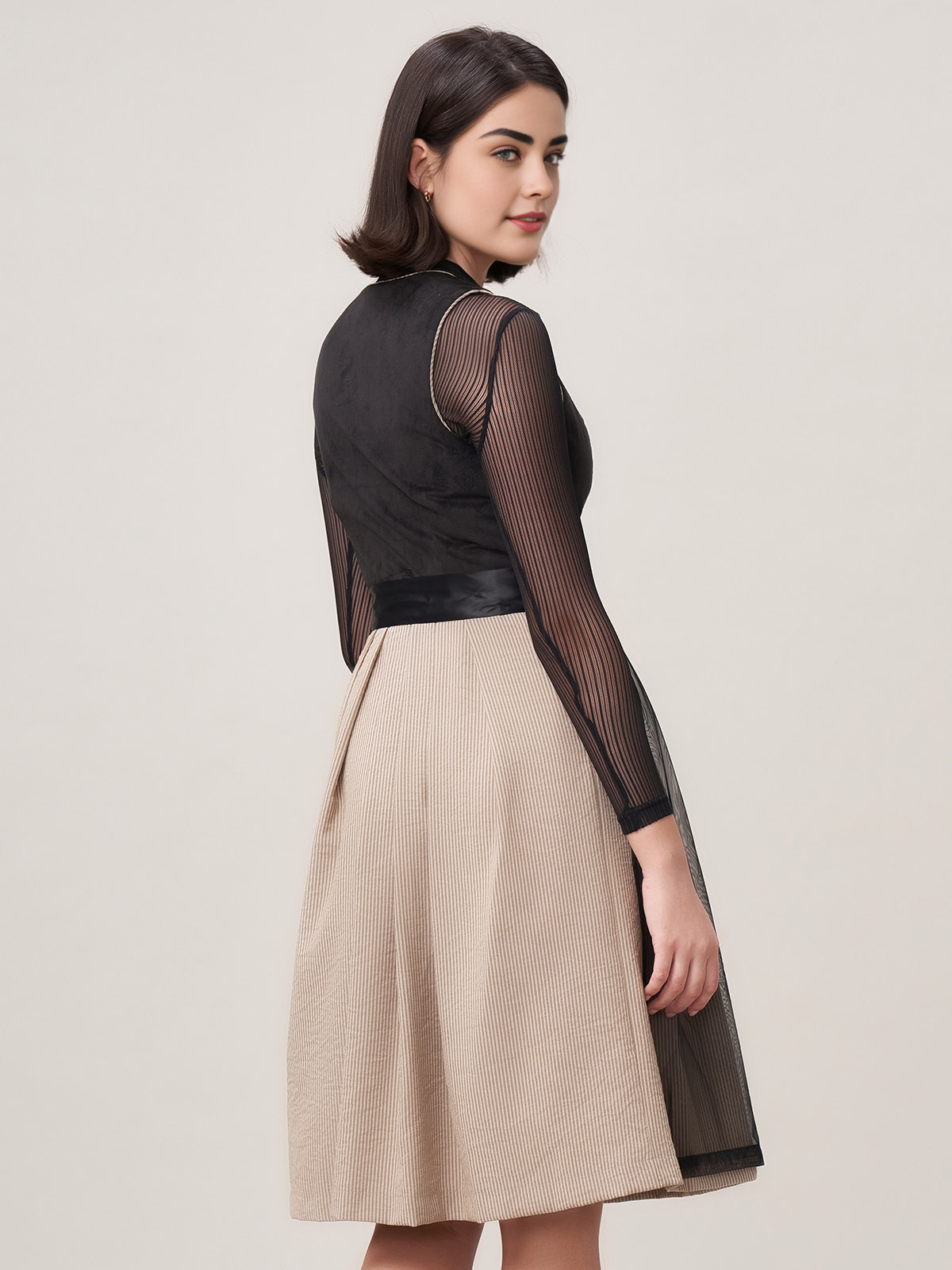 Samt Dirndl Schwarz – Eleganz in Perfektion