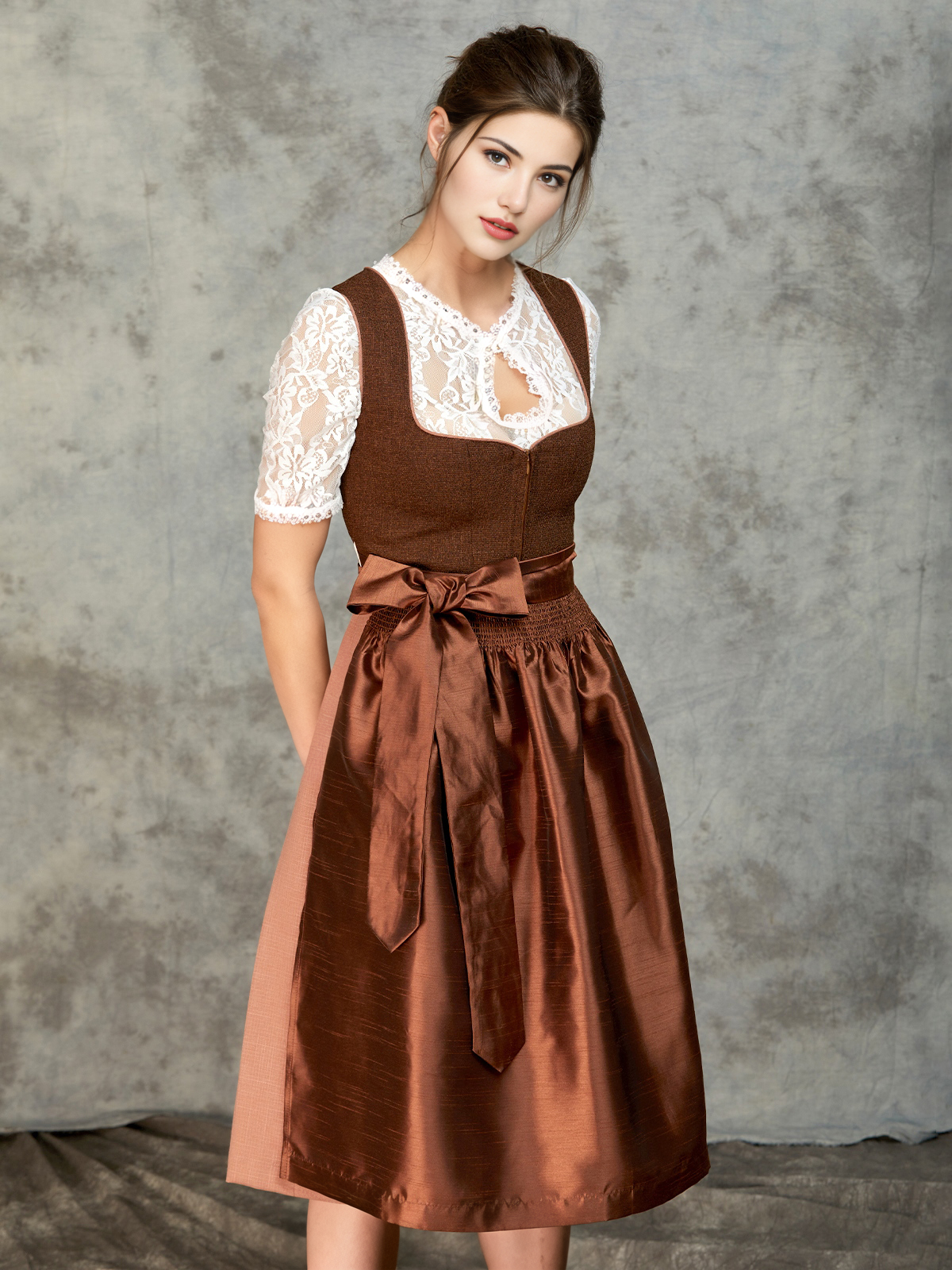 Edles Samt Dirndl in Braun