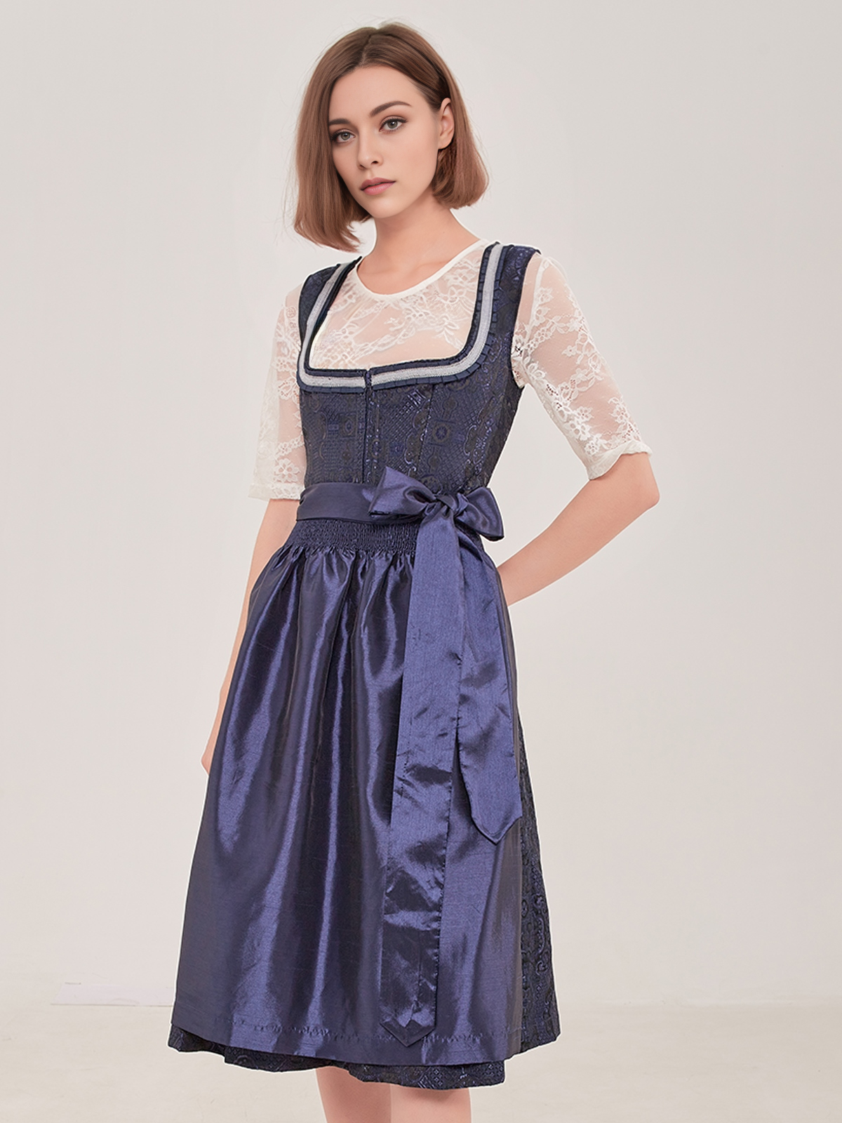 Elegantes blaues SamtDirndl mit passendem Schmuck