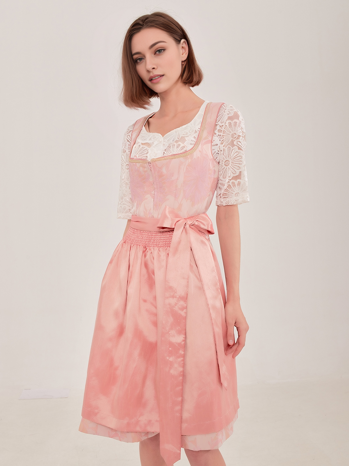 Traditionelles Dirndl in Rosa