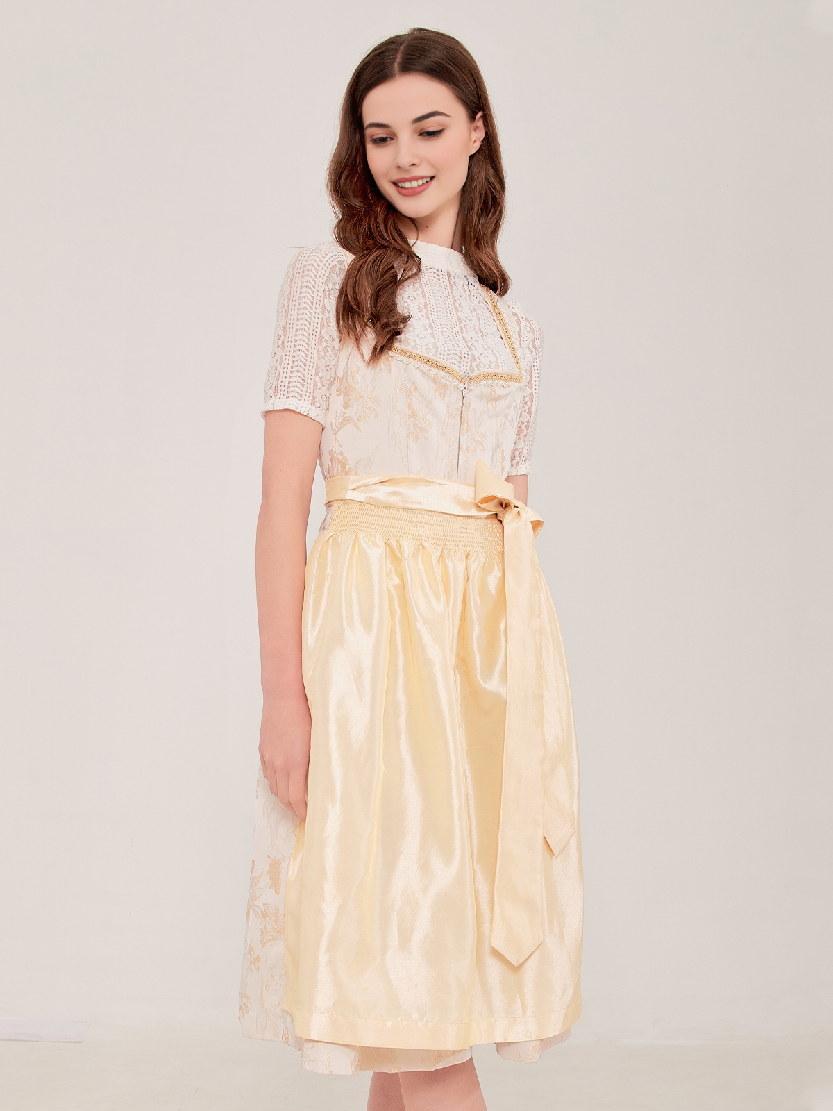 Dirndl in Samt Braun – Eleganz und Tradition vereint