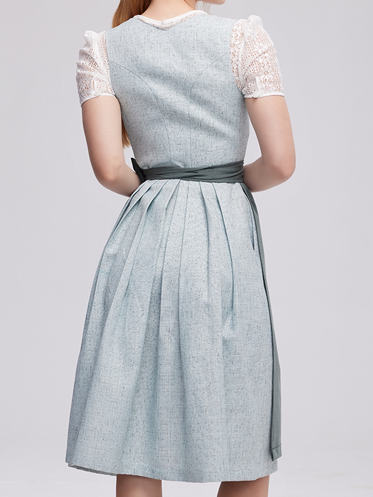 Modernes Dirndl in Grün mit raffinierten Details