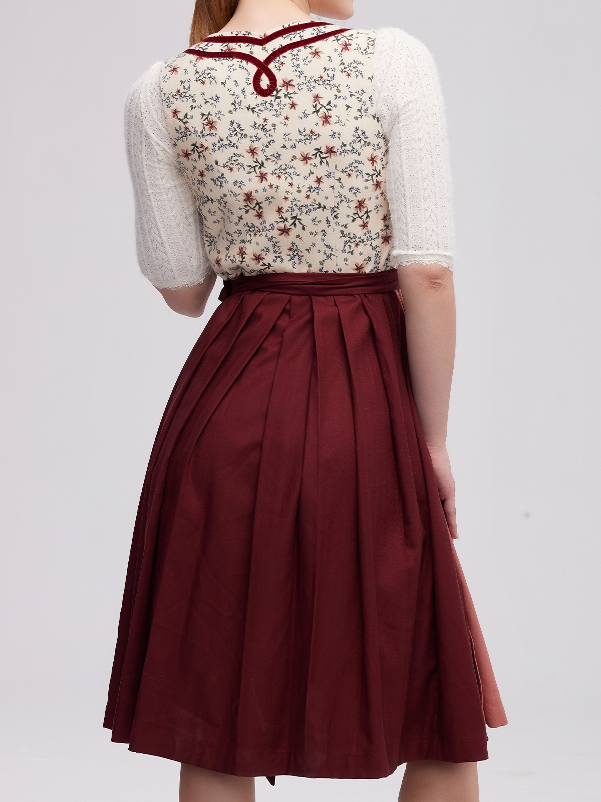 Moderne Dirndl in Rot – ein zeitloses Statement