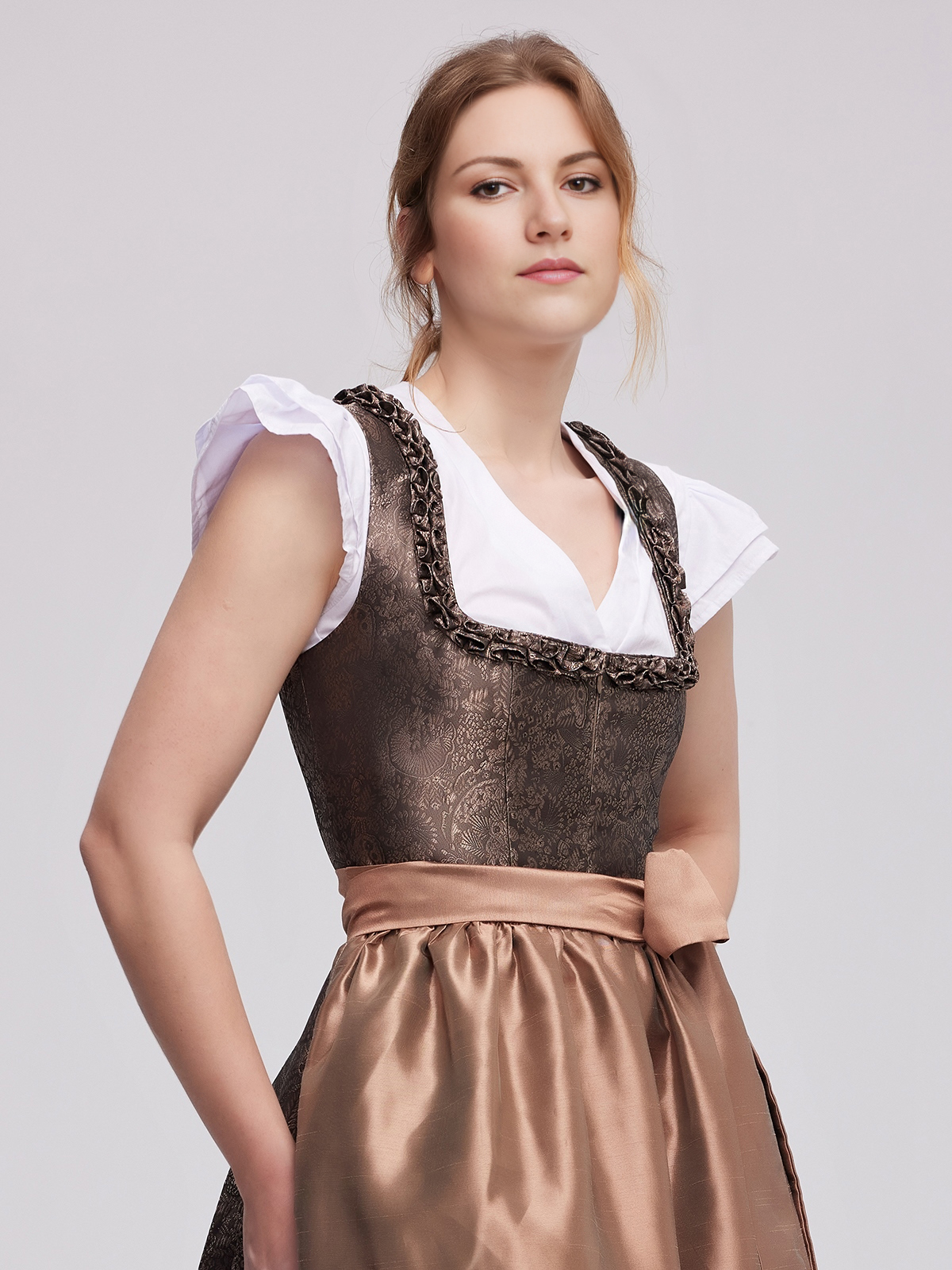 Modernes Dirndl in Braun
