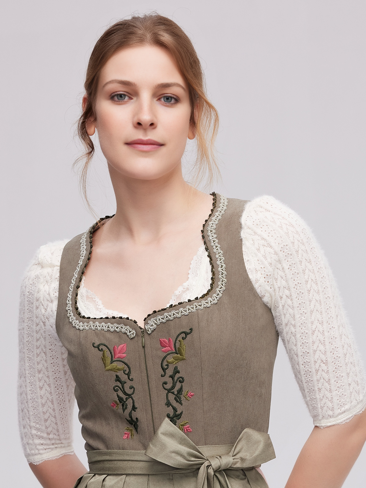 Dunkles Dirndl in elegantem Grün