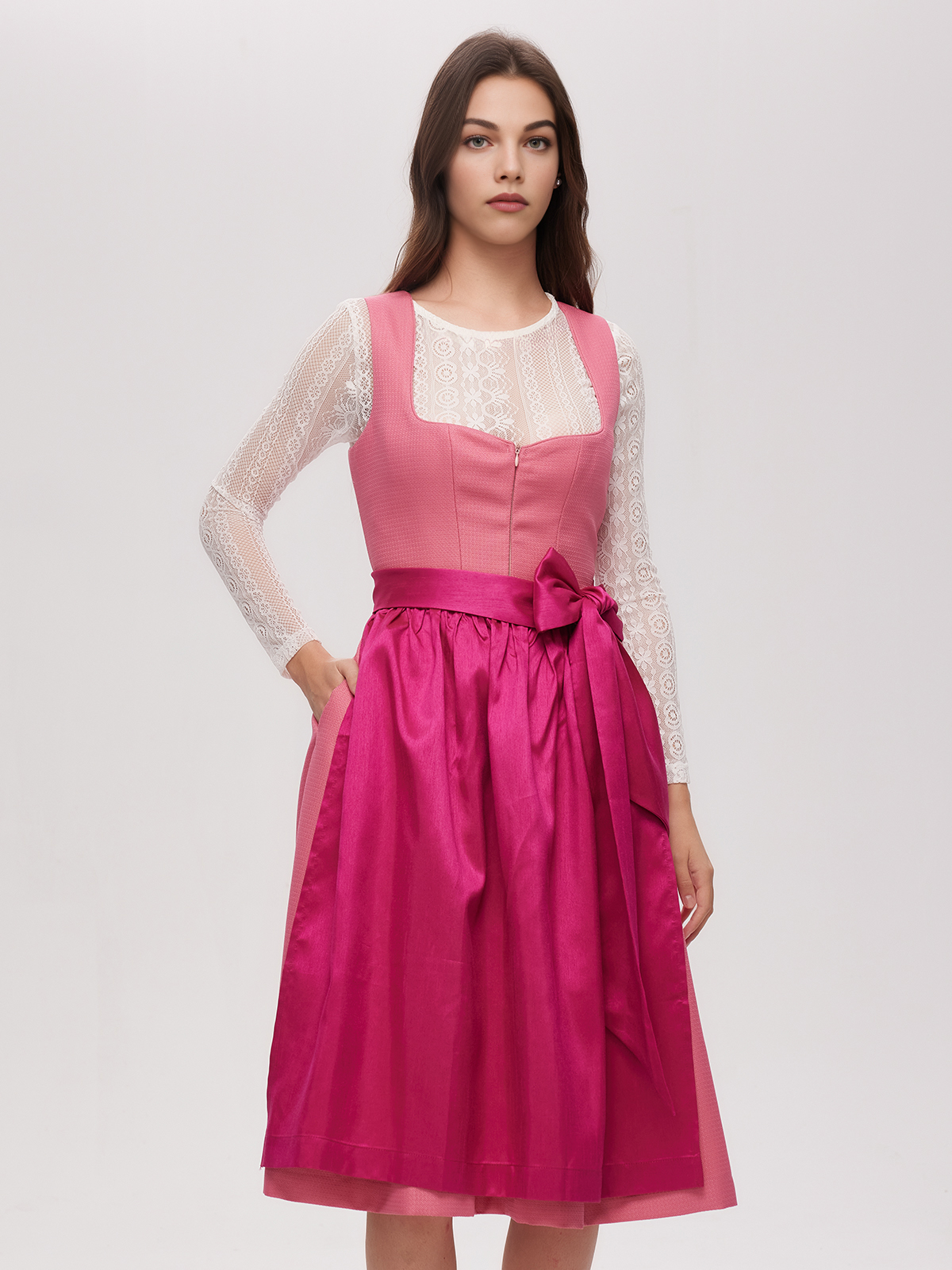 Modernes pinkes Samtdirndl mit figurbetonter Silhouette