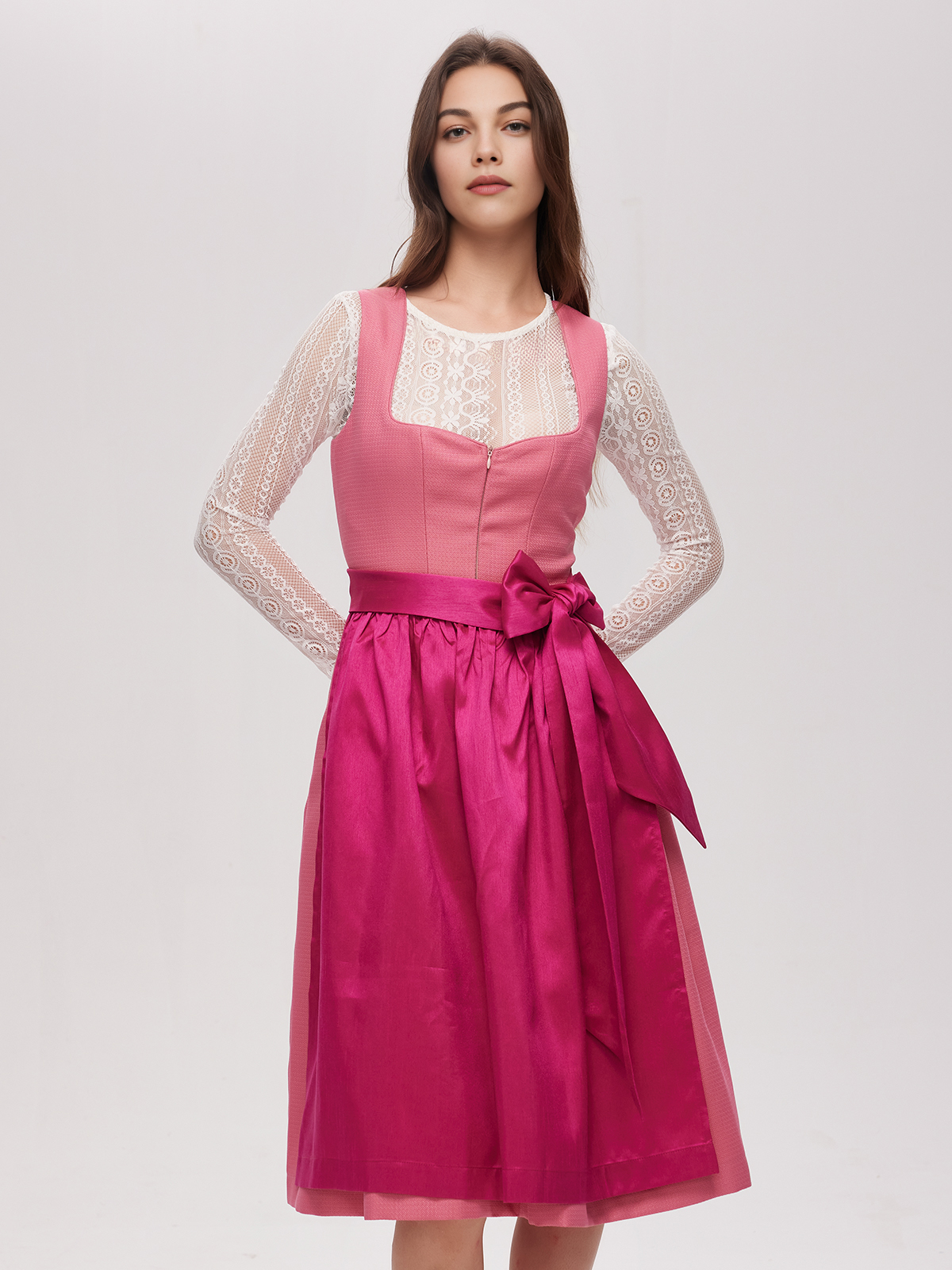 Modernes rosa Dirndl mit schlankem Schnitt