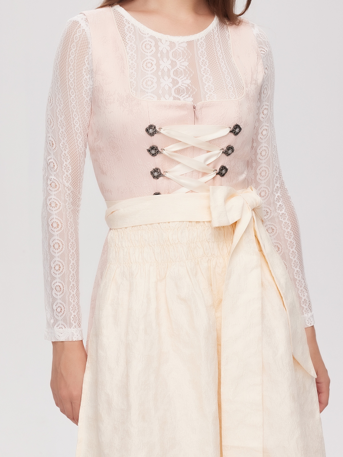 Modernes Dirndl in Rosa von Jeinn