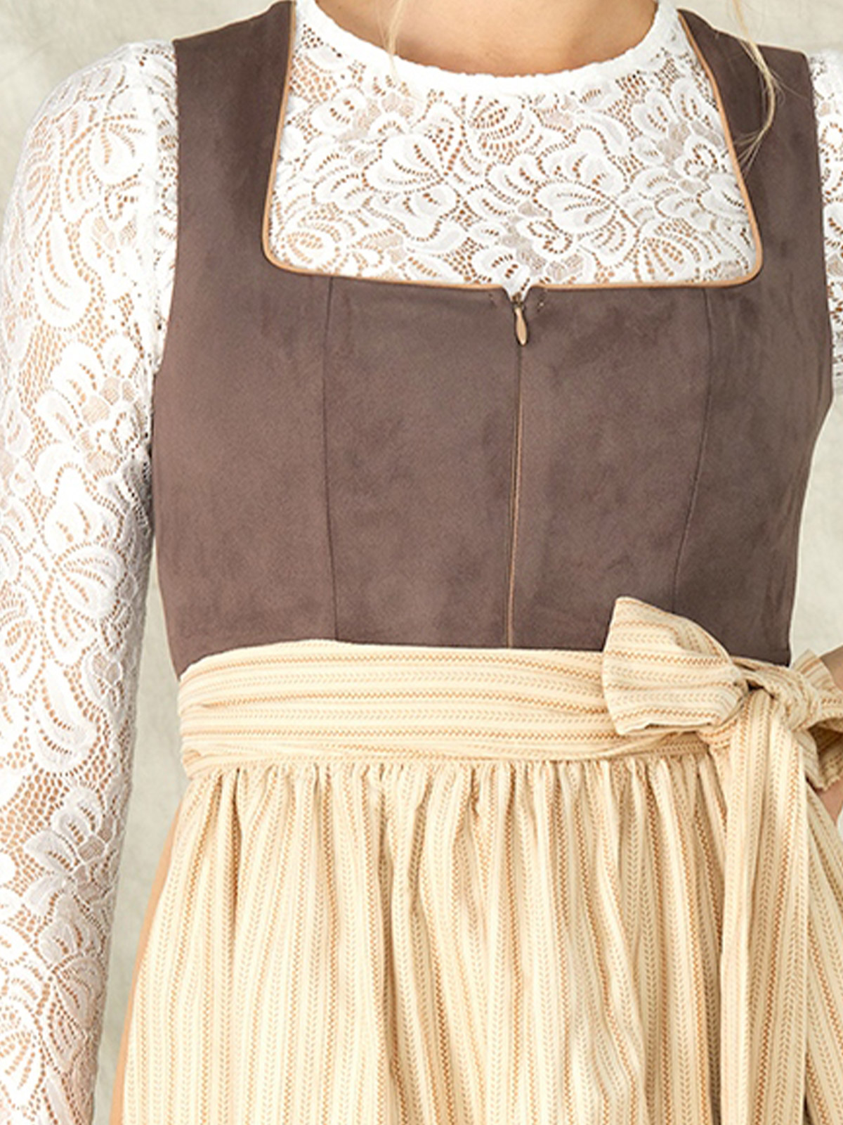 Modernes Dirndl in Braun mit schmeichelhaftem Schnitt