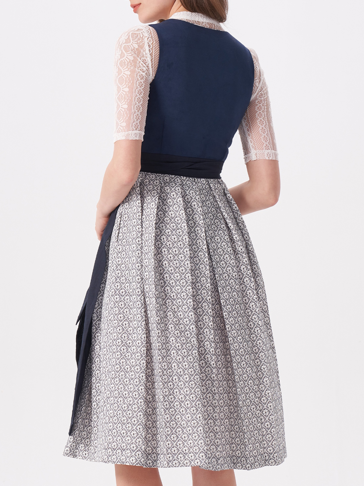 Modernes Dirndl mit V-Ausschnitt