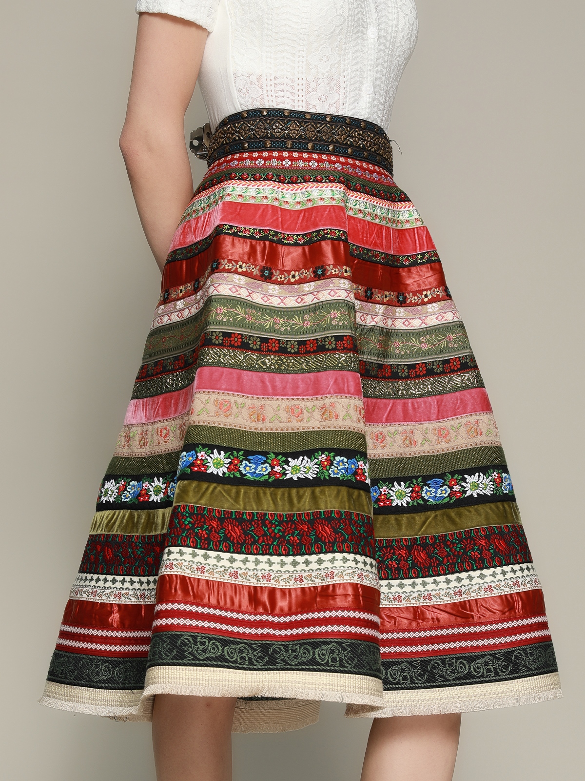 Dirndl in Rot mit traditioneller Schürze