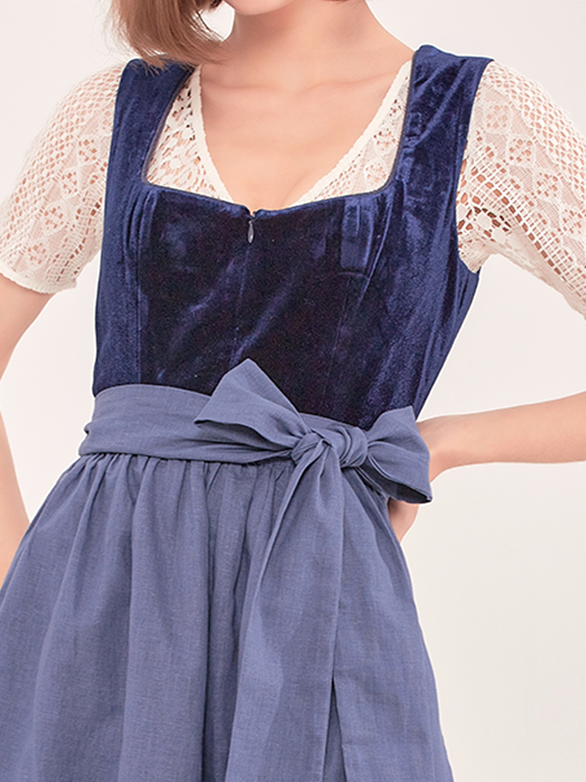 Dirndl in Blau mit weißer Bluse