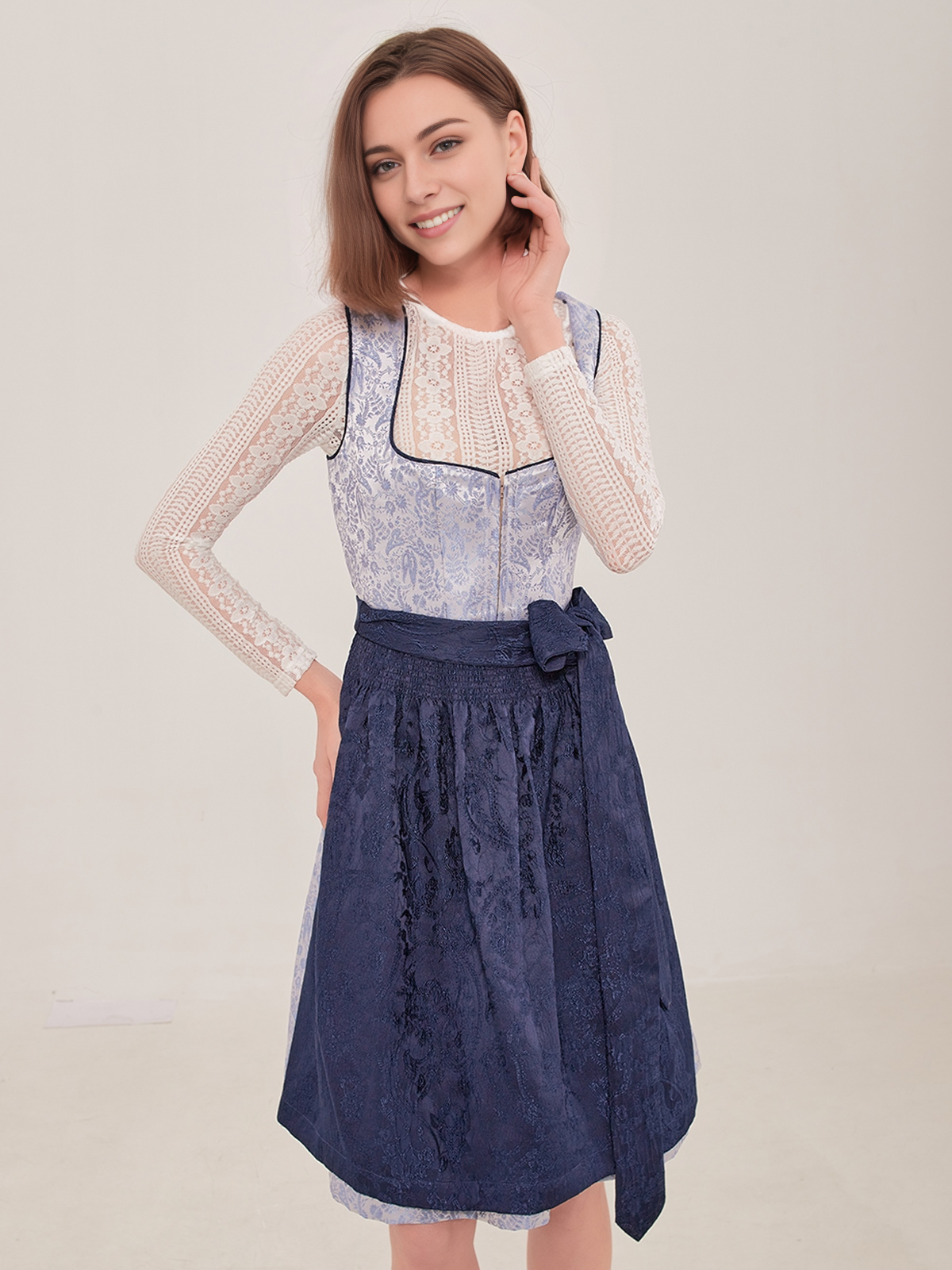 Modernes Dirndl in Blau mit zeitgemäßem Schnitt