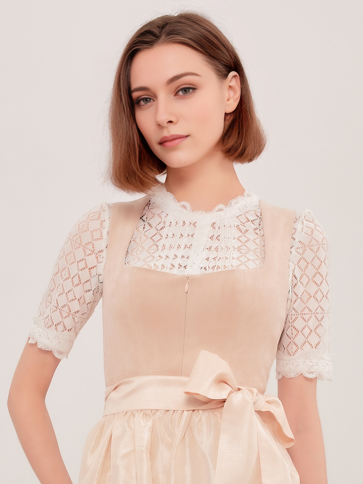 Dirndl mit Herzausschnitt in Beige