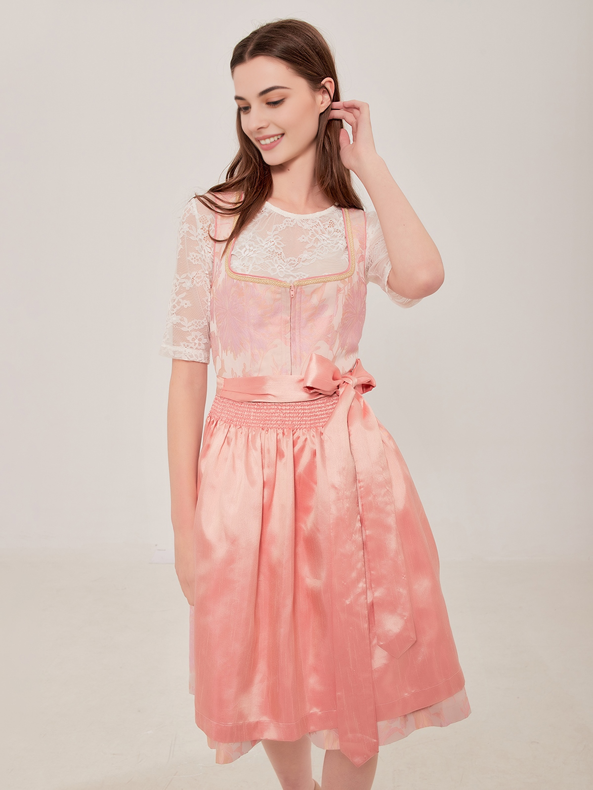 Dirndl in Rosa mit traditioneller Stickerei