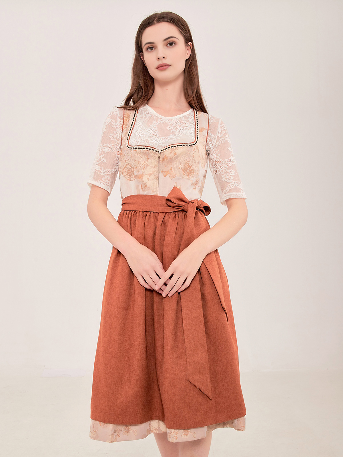 Dirndl in Braun – zeitlos elegant