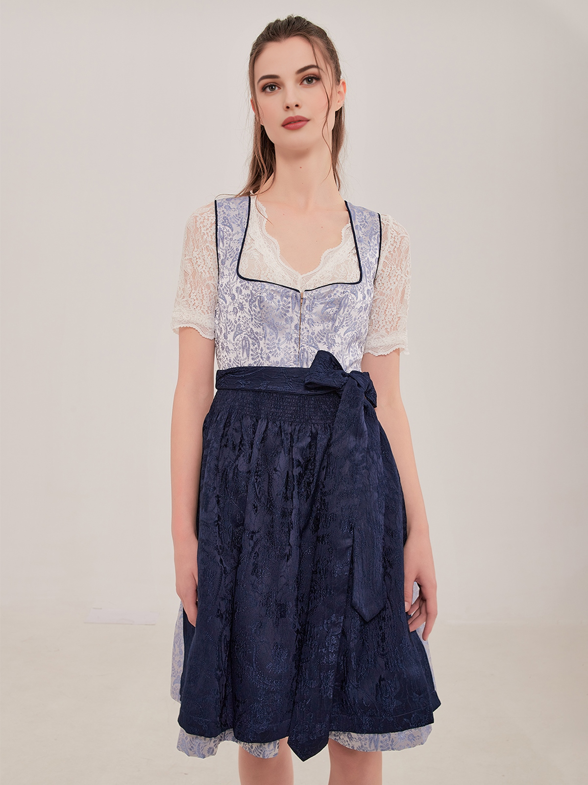 Modernes blaues Samt-Dirndl mit schlichter Silhouette
