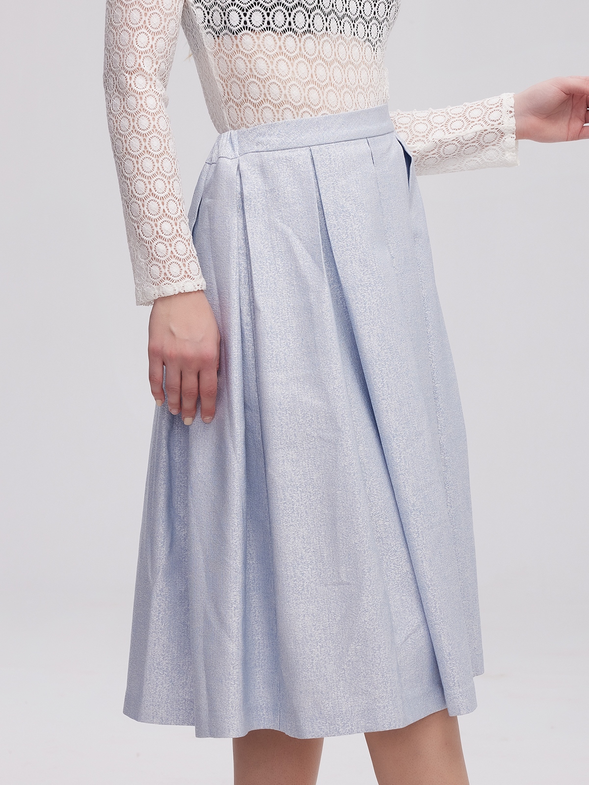 Dirndl in Blau mit floralen Details