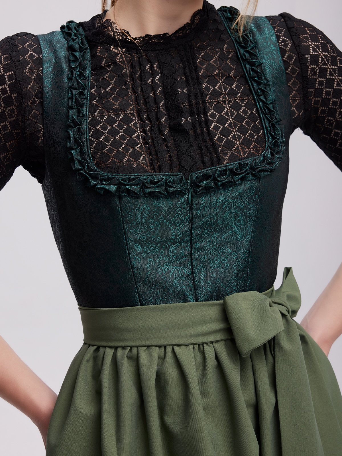 Elegantes grünes Dirndl mit floralen Details