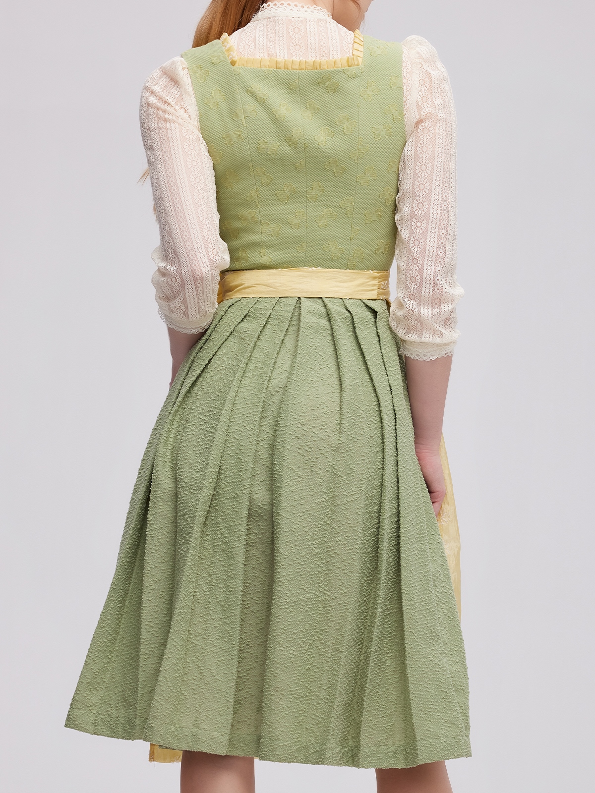 Dirndl in Grün – ein frischer Look für jeden Anlass