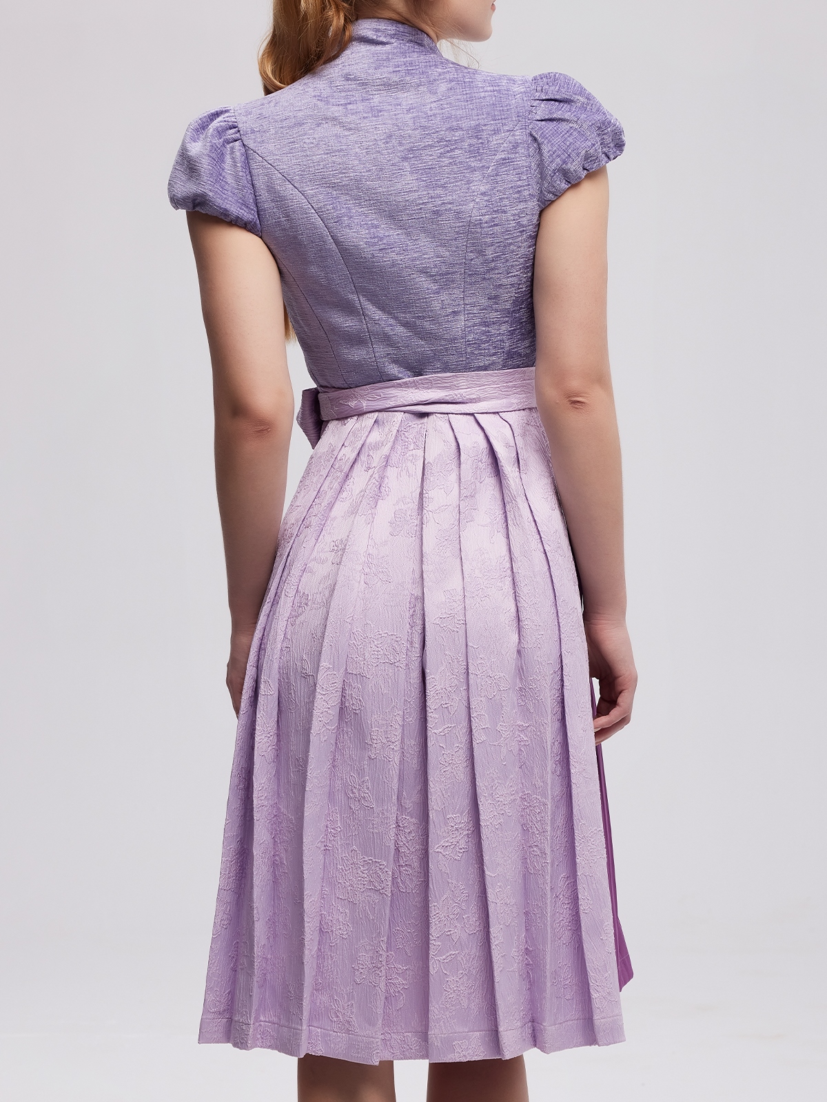 Modernes Dirndl in Lila