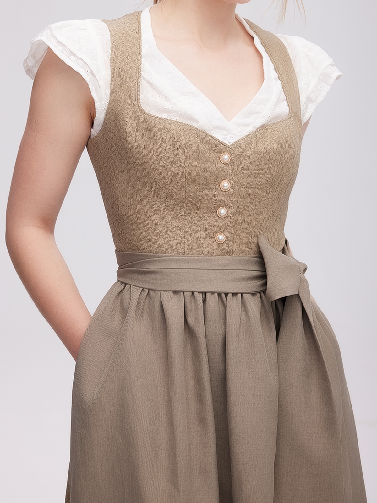 Grünes Dirndl mit floraler Schürze