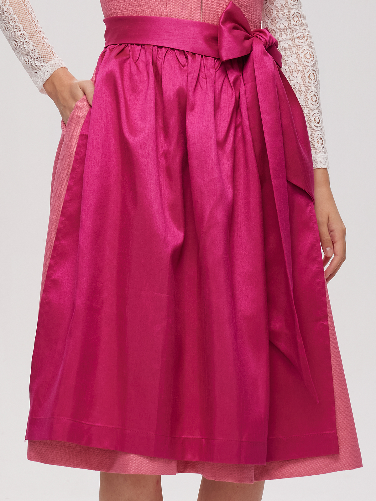 Modernes Dirndl in Pink – perfekt für den Stadtbummel