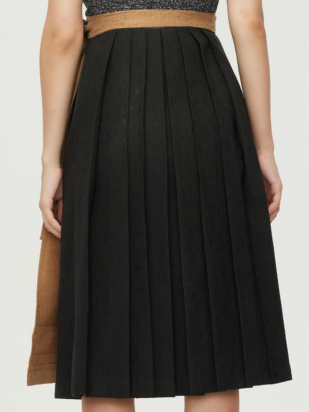 Modernes Dirndl in Schwarz mit floralem Muster