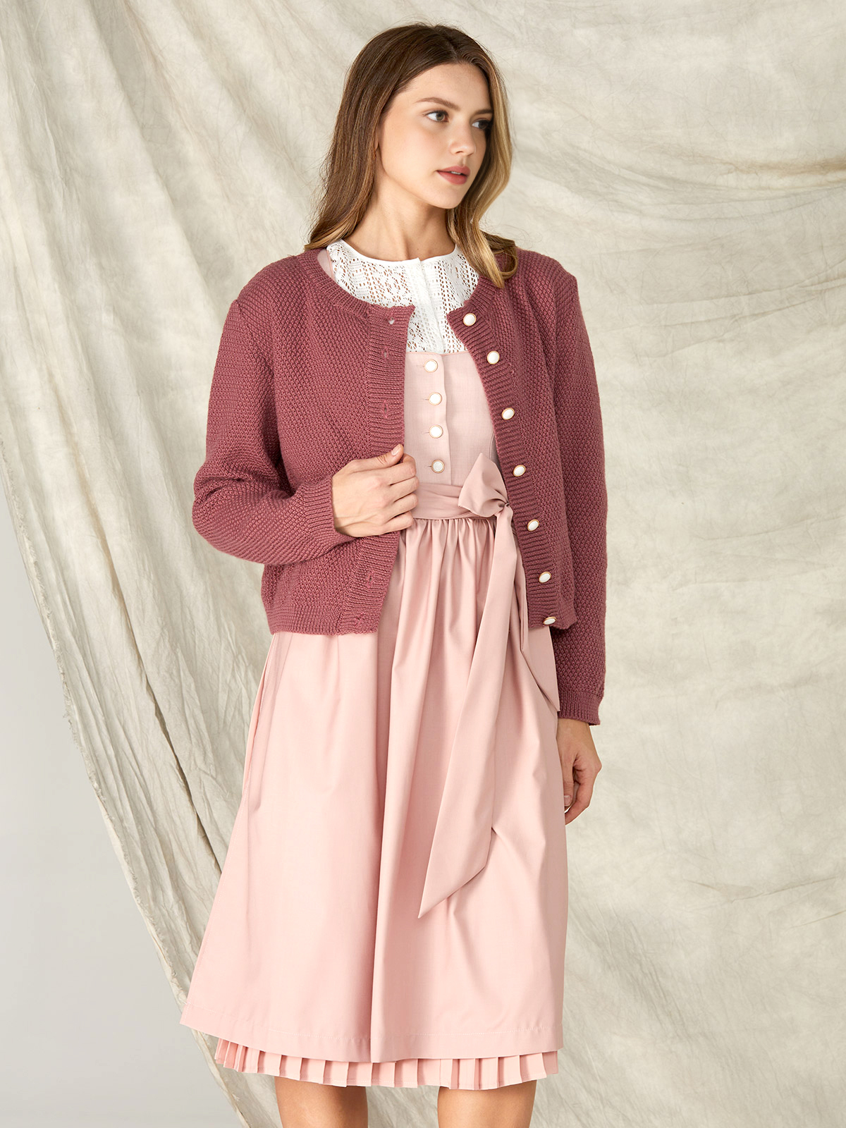 Ein elegantes lila Dirndl von Jamei