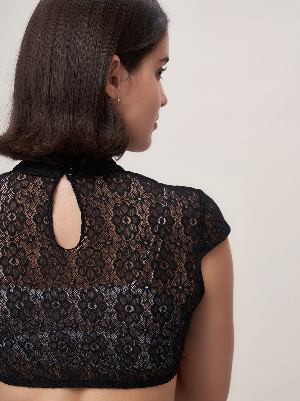 Modernes schwarzes Dirndl mit femininem Schnitt