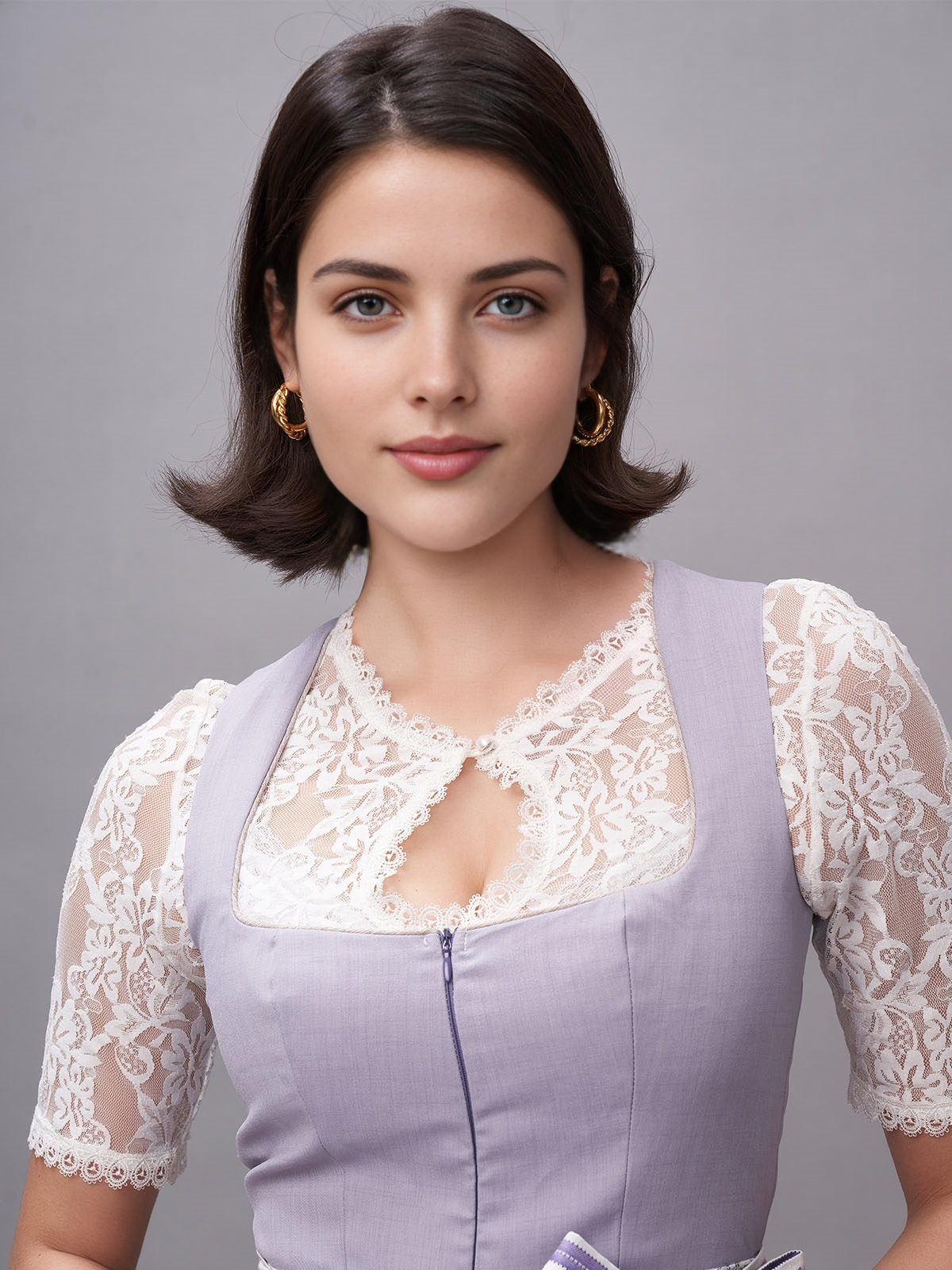Modernes lila Dirndl mit floralen Details