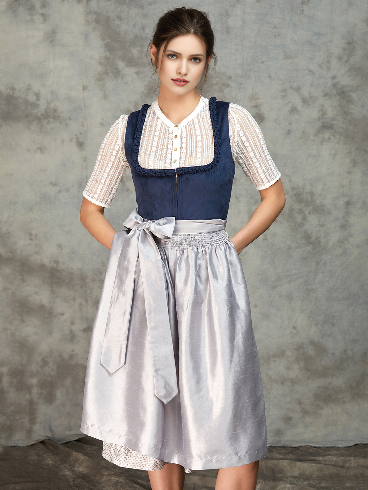 Modernes Dirndl in Türkis und Schwarz