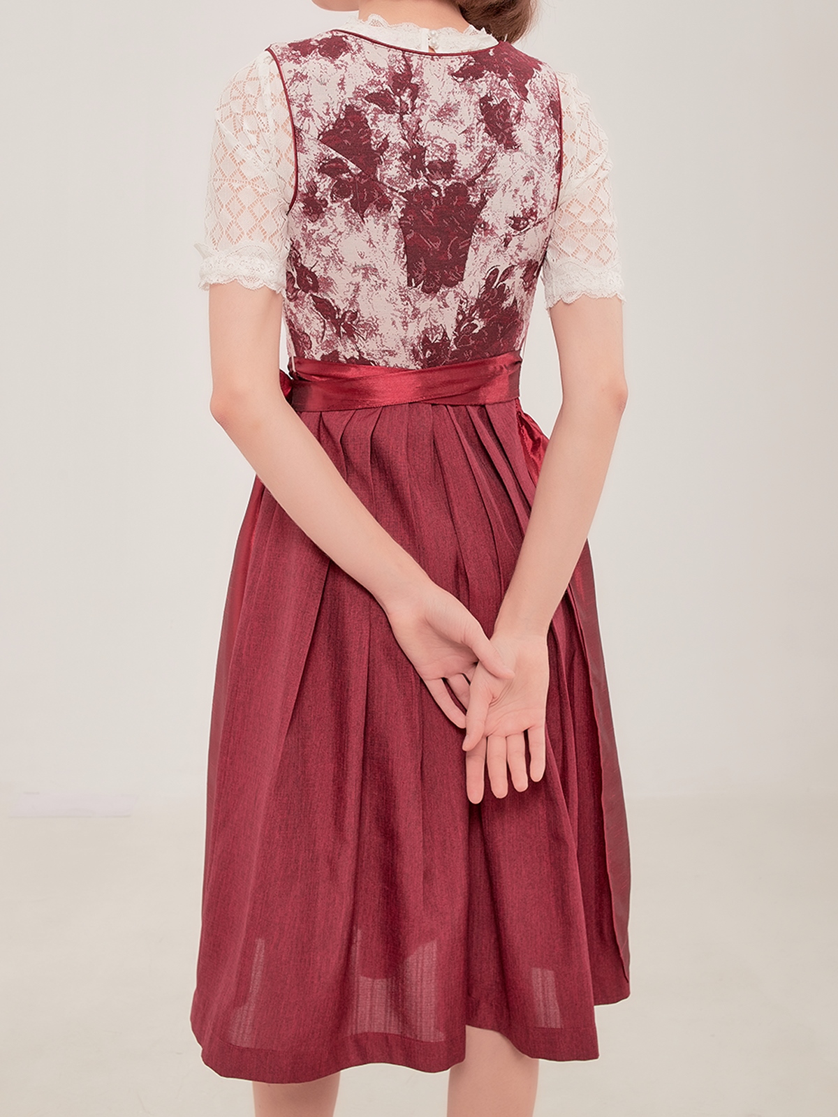 Rot schwarzes Dirndl mit traditioneller Stickerei